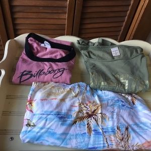 1 ROXY SKIRT 1 BILLBONG TSHIRT 1 HOLLISTER VINTAGE CLOTHING SIZE M